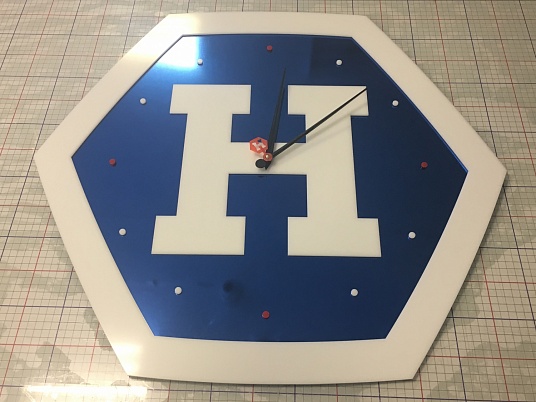Изготовление часов с логотипом компании.