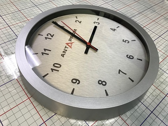 Изготовление часов с логотипом компании.