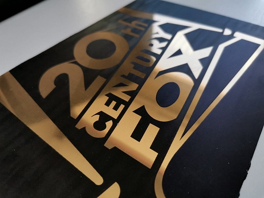 Табличка из металла с золотым зеркальным покрытием и УФ печатью